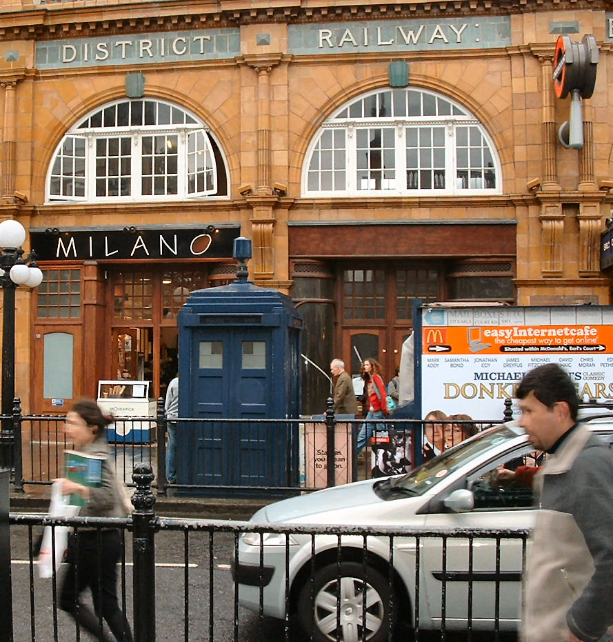 Dr Who phone box